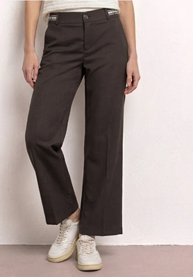 Straight Leg_MW_Cool-Woven Buc