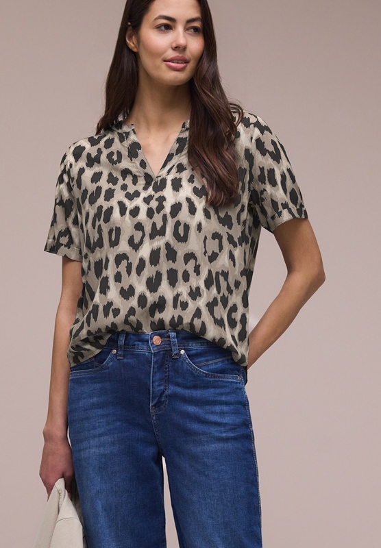 LTD QR Splitneck blouse w turn