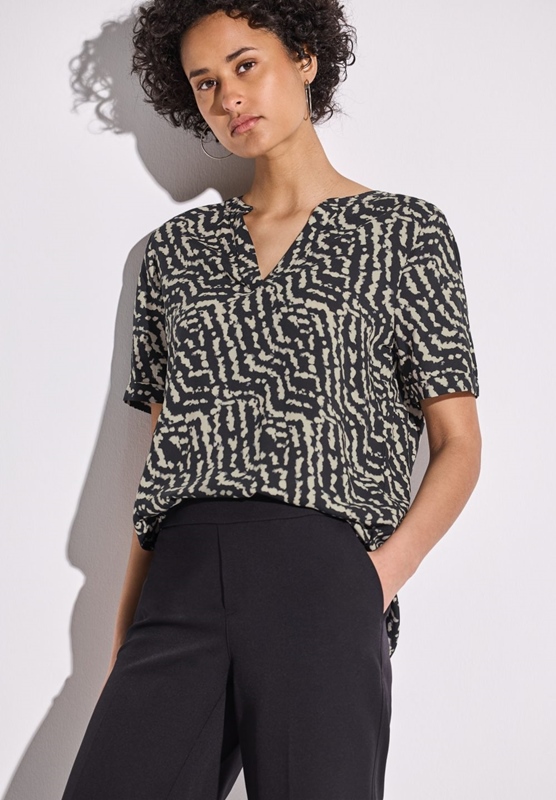 LTD QR Splitneck blouse w turn