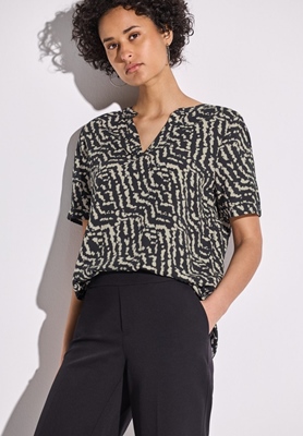 LTD QR Splitneck blouse w turn